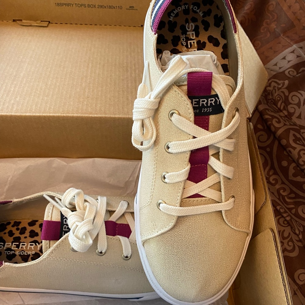 Brand new.. Sperrys. Girls sz 6- fits women sz 8